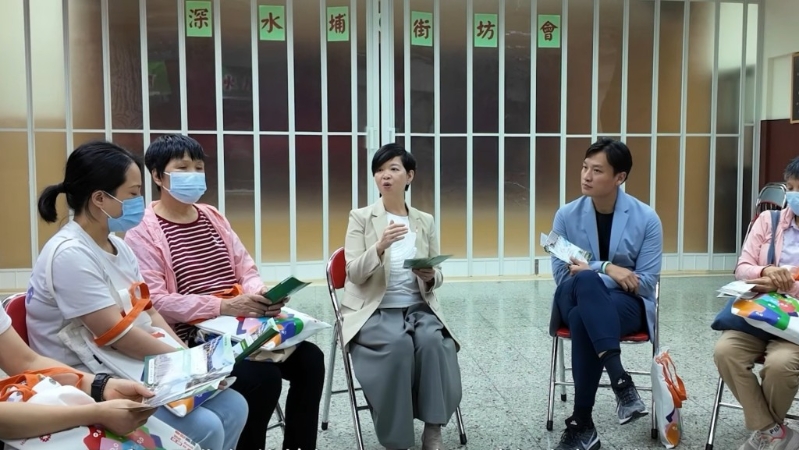 何永贤向居民解释申请入住「简约公屋」不会影响轮候公屋。何永贤FB截图