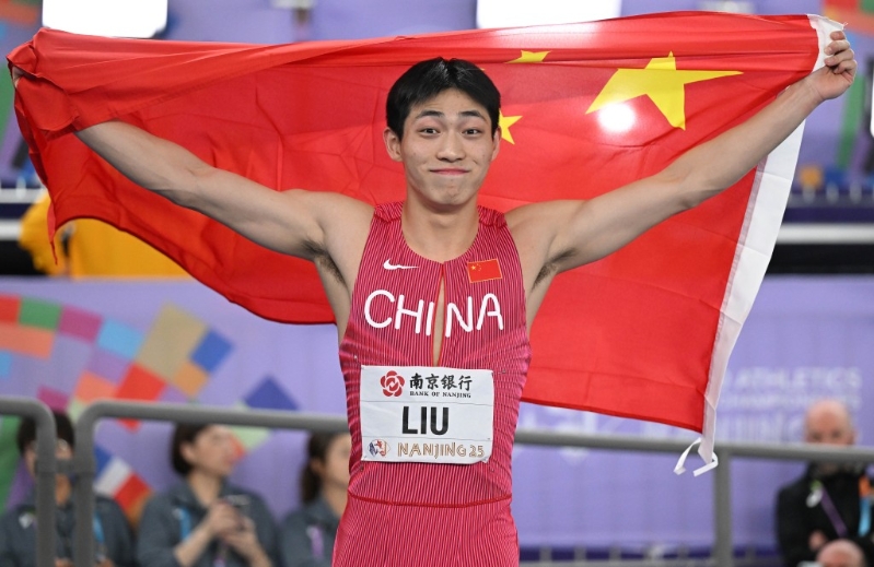 刘俊茜在决赛后展示国旗。新华社