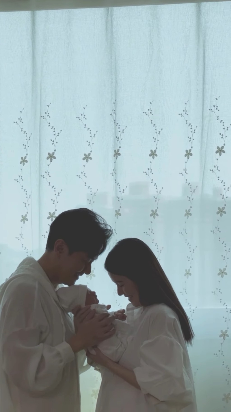 黄翠如生布一家三口合照，一对父母当然十分开心。