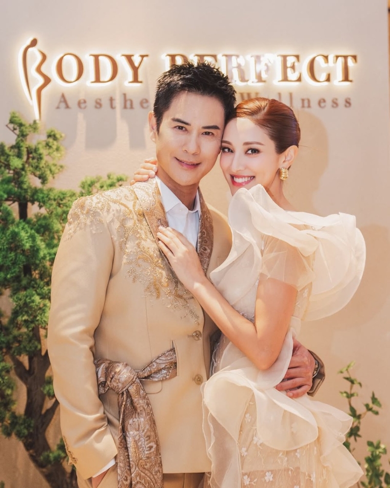 陈凯琳和郑嘉颖好似再影结婚相一样。