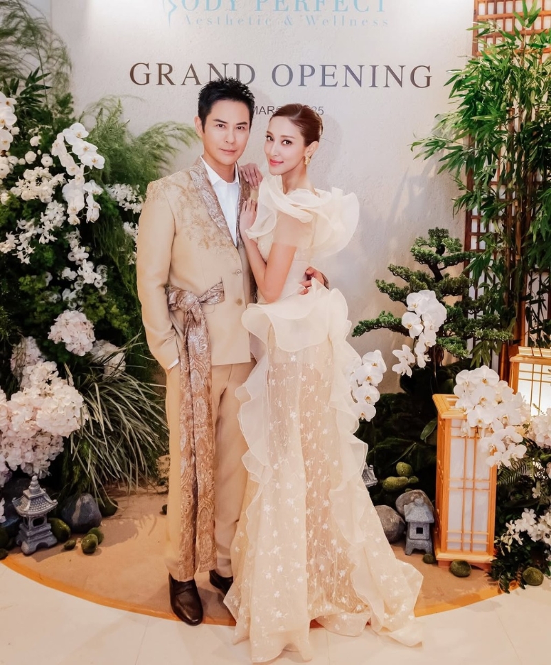 当天陈凯琳和郑嘉颖盛装打扮，好似再结婚一样。