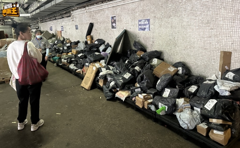 乐富市集菜鸟自提点将网购包裹堆满后巷。 乐富市集菜鸟自提点将网购包裹堆满后巷。