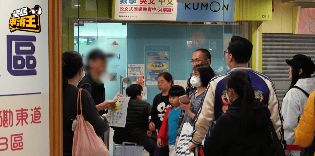 自提点职员呼吁市民离开,许多人空手而回。 自提点职员呼吁市民离开,许多人空手而回。