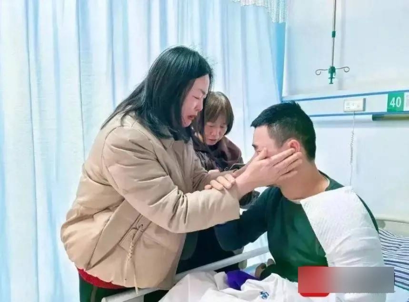 攀男与胞姐重逢。封面新闻