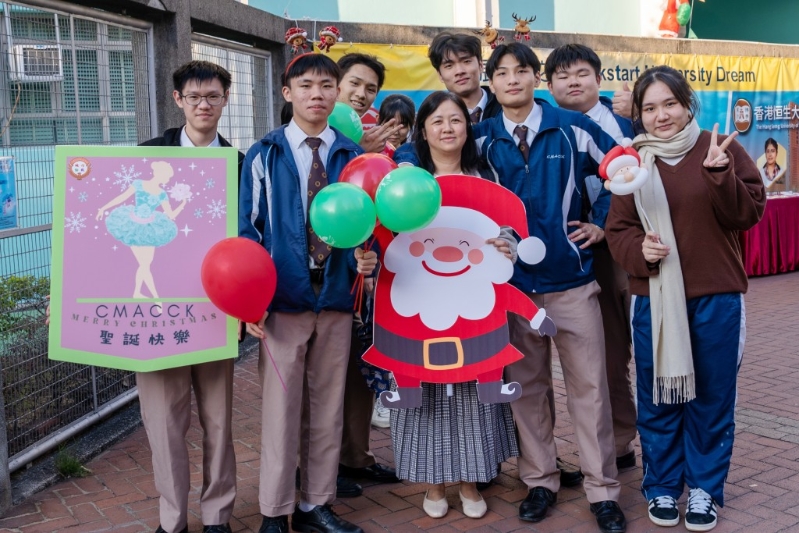 该校师生跟屯门街坊一同庆祝圣诞节。