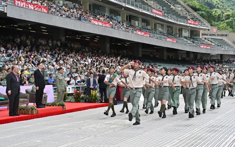 鲁山宏同学担任司令员，带领童军代表队，接受特首检阅。
