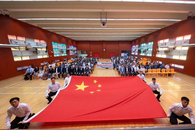 该校定期举办国民教育活动，强化学生对祖国的关注与认同，培养良好的公民意识。