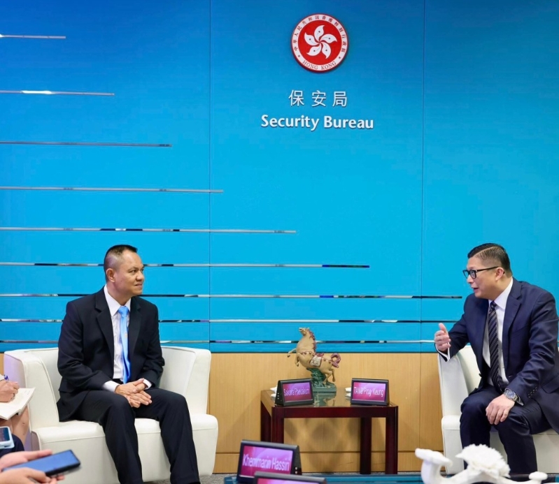保安局局长邓炳强（右）与到访的泰国旅游警察局长（左）会面。 邓炳强fb