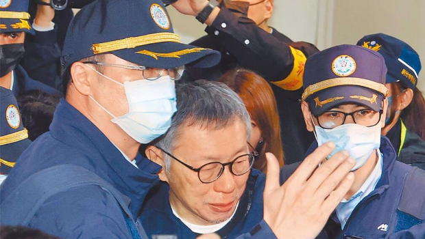 民众党前主席柯文哲（中）被控贪污、侵占、背信等罪，于20日开庭。