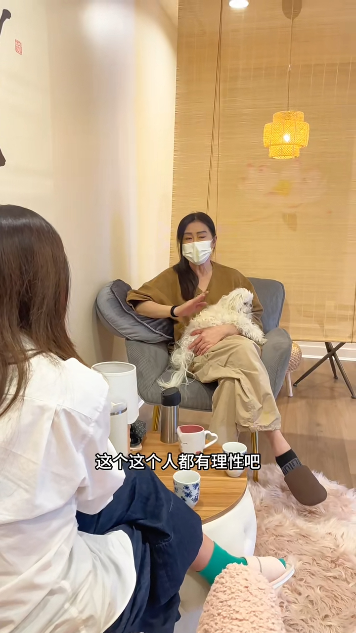 王祖贤十分耐心地与客人聊天 王祖贤十分耐心地与客人聊天