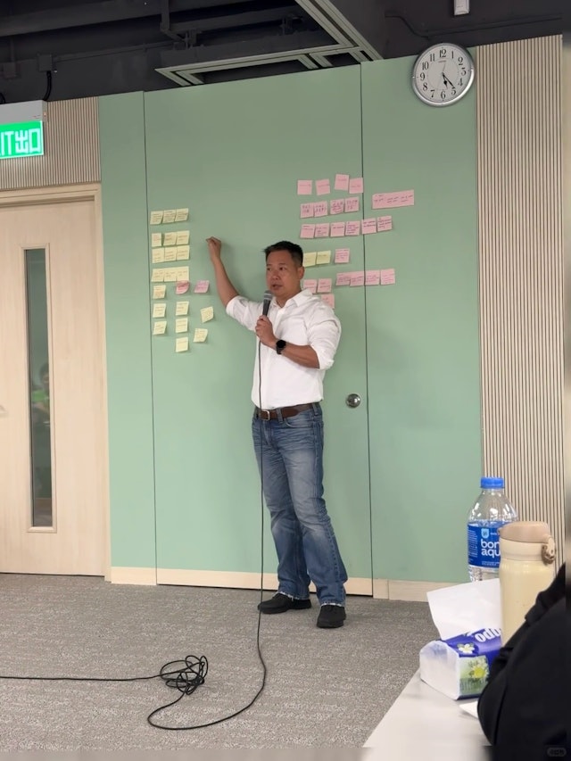 日前,有网民在小红书上分享了多张巧遇蔡子健上堂教书的照片。 日前,有网民在小红书上分享了多张巧遇蔡子健上堂教书的照片。