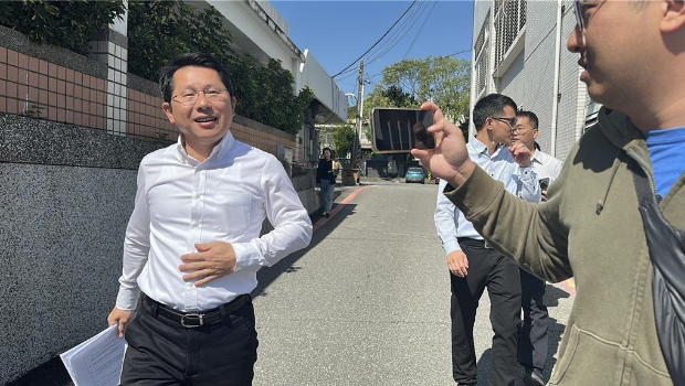 花莲县政府民政处处长明良臻今天上午被检调带回侦办调查。