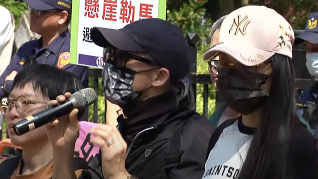 亚亚老公（左）首发声