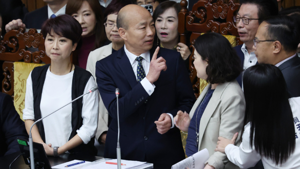 “立法院”25日院会开始，民进党“立委”上到主席台包围院长韩国瑜（中）杯葛议事，并要求说明新党副秘书长游智彬事件，韩宣布休息。