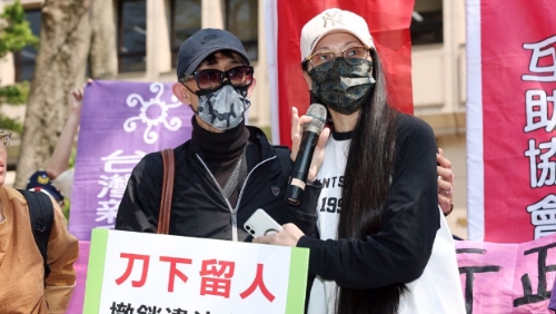 陆配刘振亚日前遭“移民署”处分十日内需出境，亚亚与“台湾国际家庭互助协会”25日至“内政部”抗议。