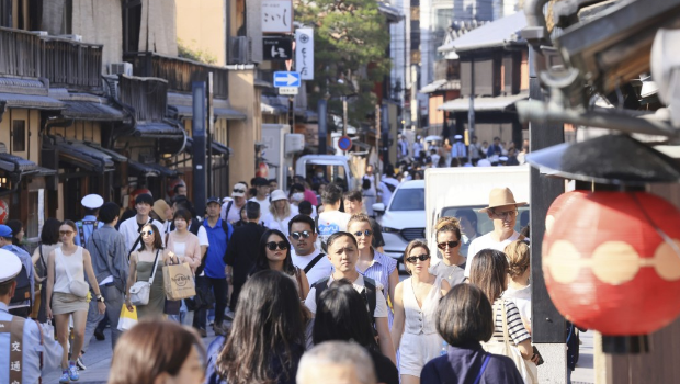 京都祇园花见小路涌入许多游客。