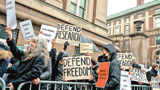 亲巴组织号召师生戴口罩游行抗议，反对校方向特朗普政府让步