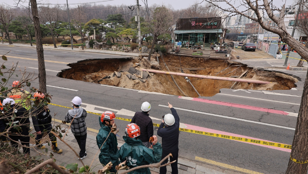 根据韩国消防部门消息,一名男子在首尔坠入大型天坑后不幸身亡。 根据韩国消防部门消息,一名男子在首尔坠入大型天坑后不幸身亡。