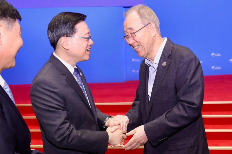 李家超与博鳌亚洲论坛理事长潘基文握手。 李家超FB 李家超与博鳌亚洲论坛理事长潘基文握手。 李家超FB