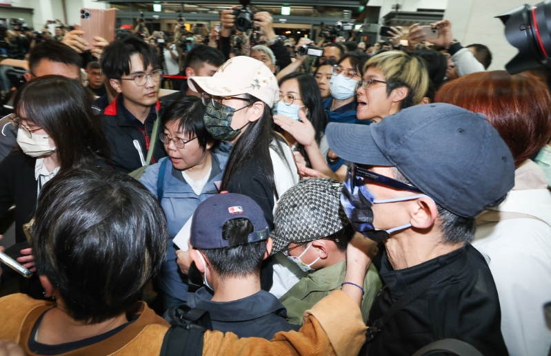 陆配网红刘振亚「亚亚」（中戴白帽者）因公开宣传武统，遭内政部移民署废止其依亲居留许可，并要求她最迟需于25日深夜离境，否则将面临强制遣返。25日晚间，亚亚与孩子及老公现身松山机场在航空公司柜台办理手续，将搭乘晚间20时45分厦门航空的班机前往福州。