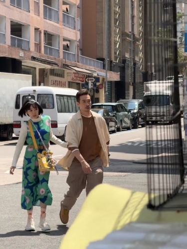 有内地网民因不认识与陈豪同框的谭凯琪，误会已婚的陈豪被拍到遭一名女子扶实过马路。