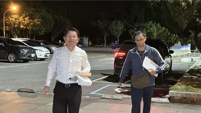 花莲县政府民政处长明良臻昨被检调带回询问后同日深夜遭声押。