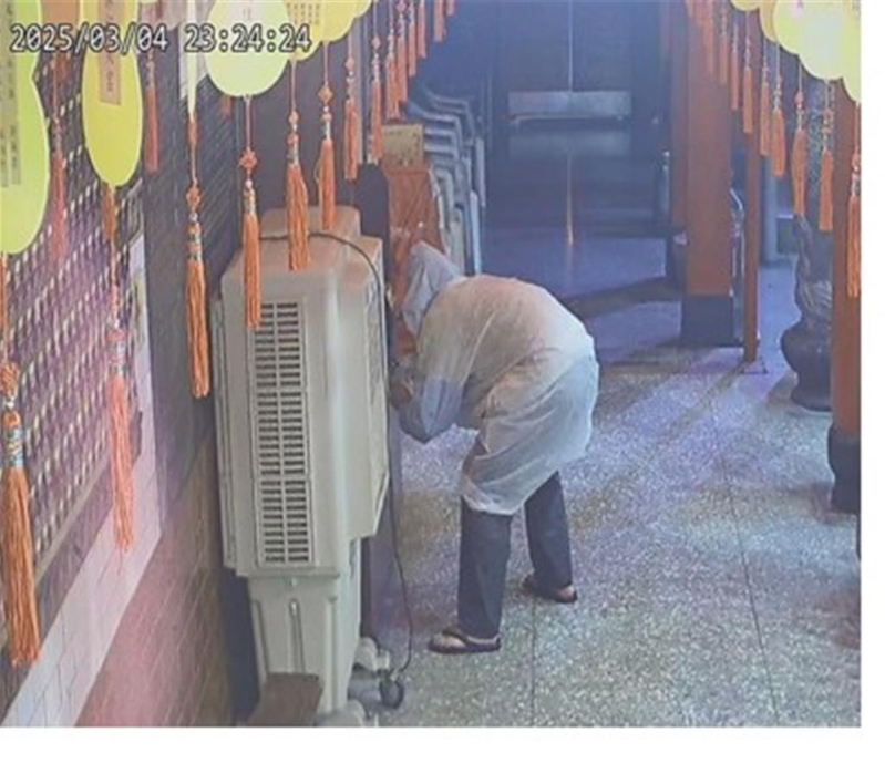 陈男在凌晨潜入宫庙偷走4间宫庙3万多元香油钱，他自以为神不知鬼不觉，却不想偷窃身影被庙内监视器全都录。（警方提供／叶静美彰化传真）