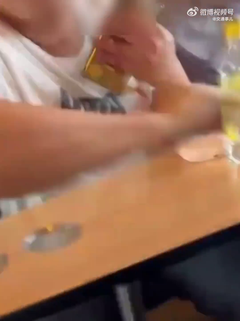 拍摄影片的女生被男子动手打了。