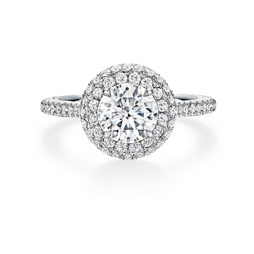 The One Double Halo极细微密钉镶嵌订婚钻戒。 The One Double Halo极细微密钉镶嵌订婚钻戒。