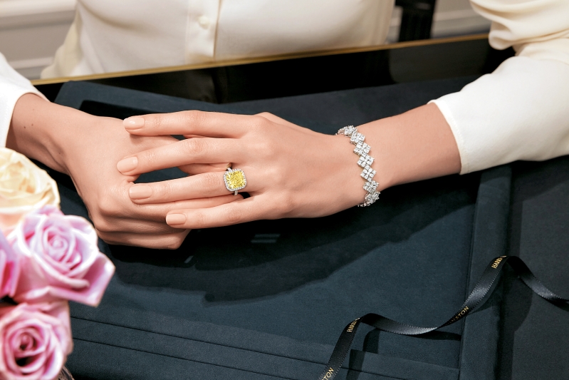 3.The One枕形切工黄钻戒指。 3.The One枕形切工黄钻戒指。