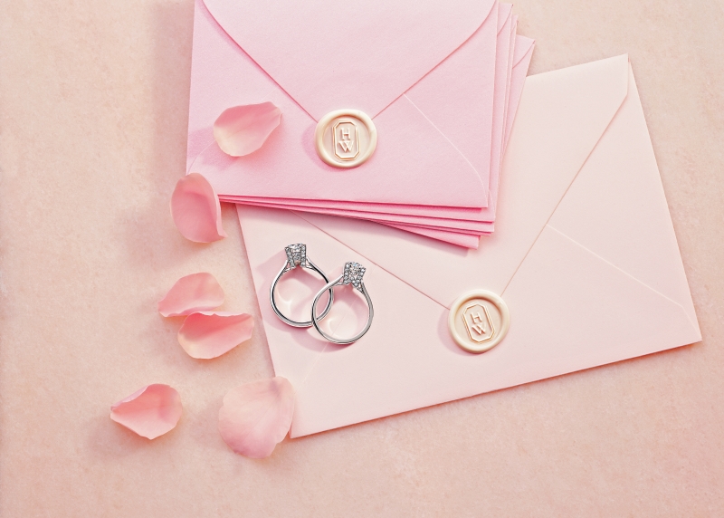 1. HW Logo极细微密钉镶嵌订婚钻戒。