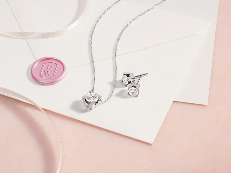 2. HW Logo再添两款新作，包括钻石坠饰和耳环，均以品牌标识的字母缩写“H”和“W”作为造型结构。