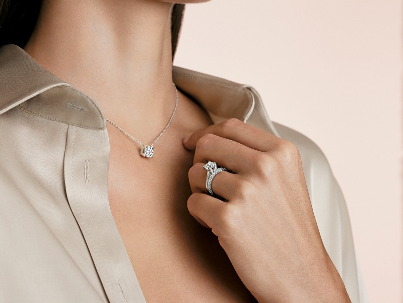 4.HW Logo订婚钻戒与吊坠项链，“H”与“W”字形底座上镶嵌单颗钻石，外形流丽时尚，是日常佩戴的高雅易衬之选。