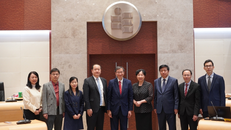 教大管理层与外交学院代表团及外交部驻港特派员公署代表合影留念 教大管理层与外交学院代表团及外交部驻港特派员公署代表合影留念