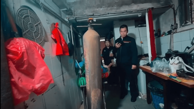 深圳龙岗区有居民在住所内自制氢气。