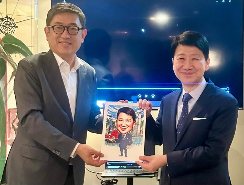 为了感谢彭耀佳多年来为旅发旅发局总干事程鼎一(左)向彭耀佳(右)致送有多间传媒总编留言的纪念卡。