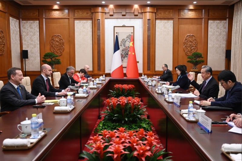 王毅与法国外长巴罗举行会谈。