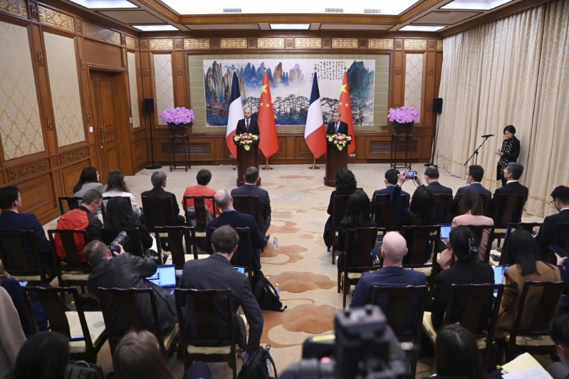 王毅与巴罗一起见记者