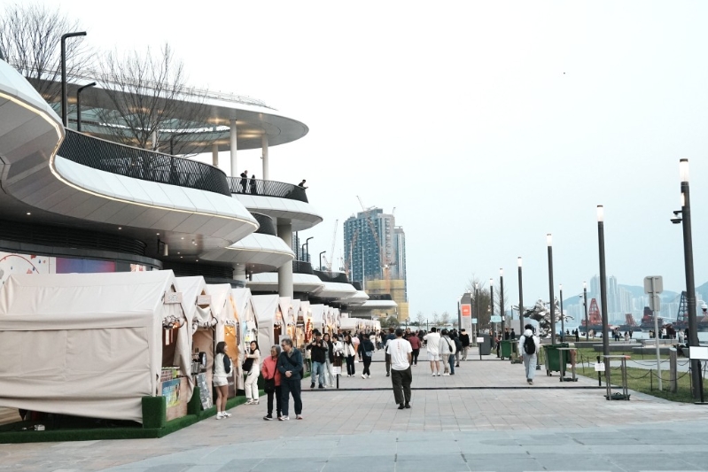 「启德美食海湾嘉年华」即日起至4月27日期间，每逢周五至周日、及公众假期期间，于启德主场馆旁海滨位置的美食海湾举行。