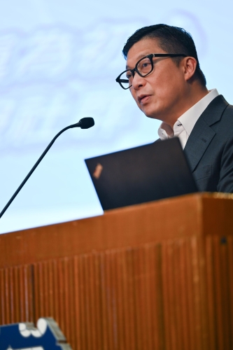 保安局局长邓炳强在台上致辞。