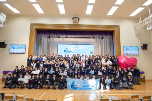 参与颁奖典礼的嘉宾与同学大合照。