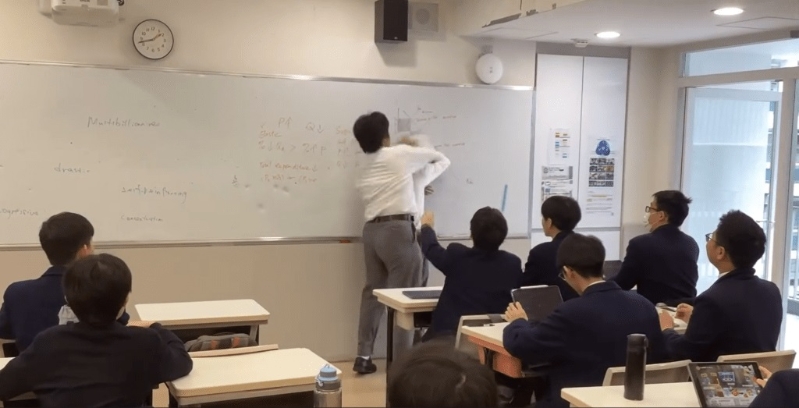 最近网上流传两条该校学生在课室内打架的短片。网上截图