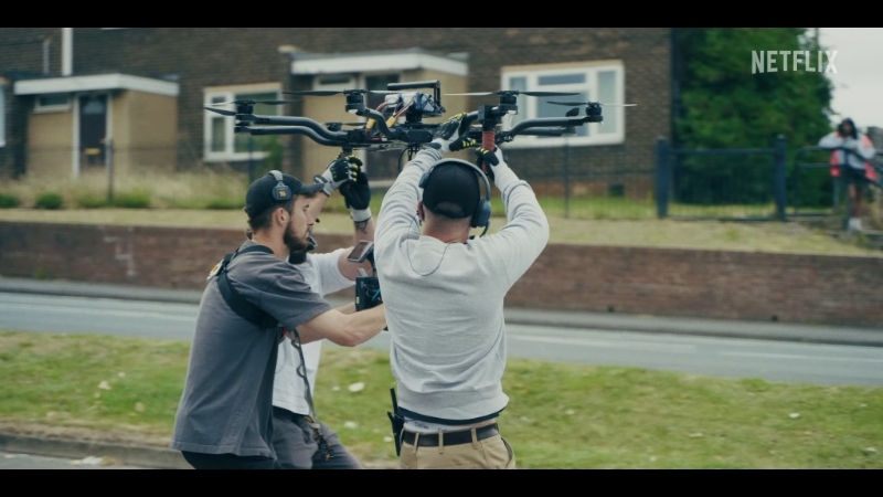 将正在录像的摄影机固定在无人机上。图源来自网络 将正在录像的摄影机固定在无人机上。图源来自网络