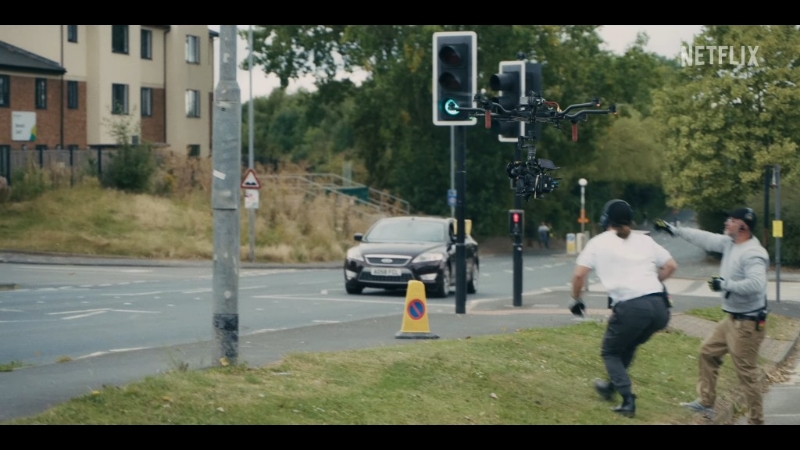 无人机接驳摄像机继续进行空中拍摄。图源来自网络 无人机接驳摄像机继续进行空中拍摄。图源来自网络