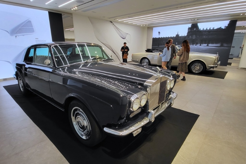 展览主角是2辆由香港艺术家Jonathan Riss（JAY AHR│Ahrsenal创办人）设计及改造的古典Rolls-Royce Corniche。