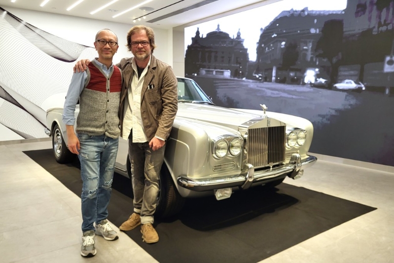 艺术家Jonathan Riss（右，JAY AHR│Ahrsenal创办人）向《驾驶舱》主编Daniel讲解两辆Rolls-Royce Corniche特色设计。