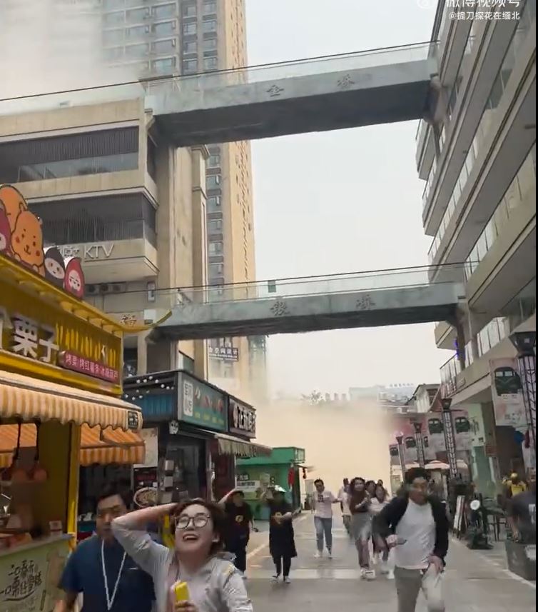 地震发生时,云南一市场有房屋倒塌。 地震发生时,云南一市场有房屋倒塌。