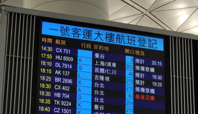 国泰CX751航班至晚上才再次出发。 黄文威摄