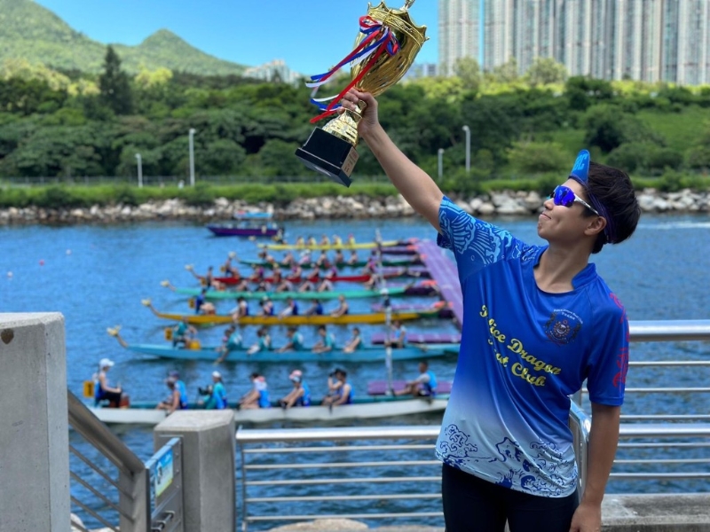 见习督察李嘉琪任职警员期间代表警队参加龙舟比赛。