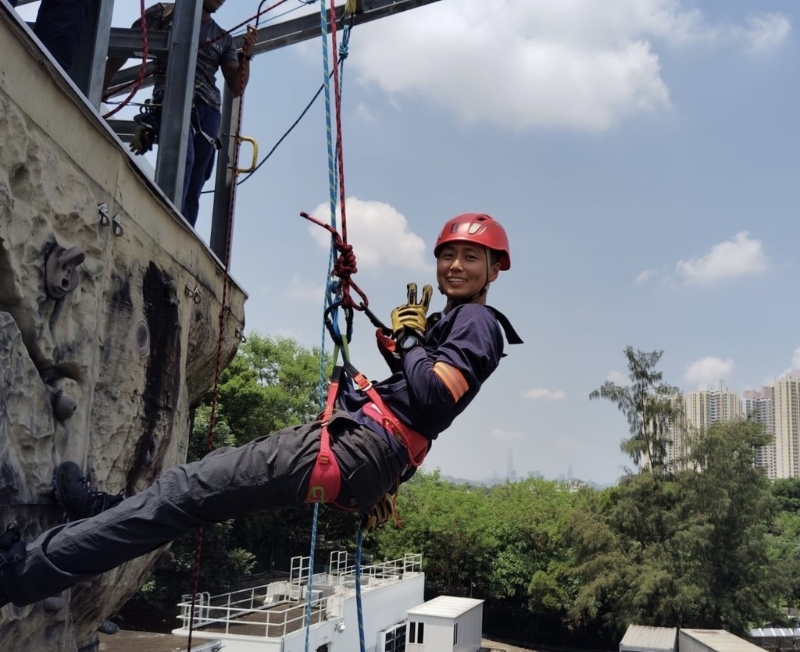见习督察李嘉琪接受户外训练。